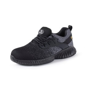 Czarny but roboczy t.b.t. ze sznurowadłami i profilowaną podeszwą.