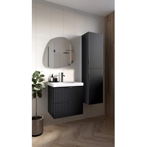 Czarny zestaw mebli łazienkowych t.b.t. z umywalką, lustrem i szafką wysoką.