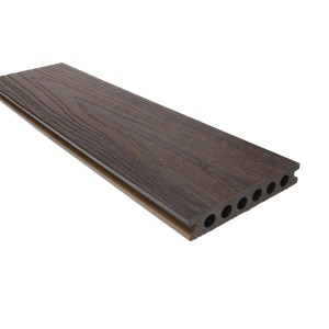 Ciemnobrązowa deska tarasowa t.b.t. z teksturą drewna i komorami powietrznymi.