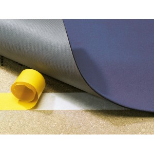 Żółta taśma dwustronna LUX mocuje dywan do podłoża. 5 m x 50 mm.