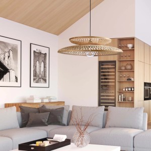 Nowoczesna lampa wisząca t.b.t. z naturalnych materiałów w salonie.