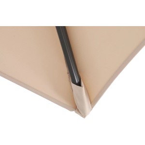 Zbliżenie beżowego parasola na wysięgniku t.b.t. z czarnym masztem.