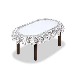 Biały obrus ze wzorem kwiatowym na stole.