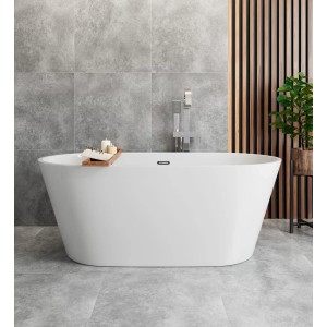 Wolnostojąca wanna w kolorze białym z armaturą i dekoracjami.