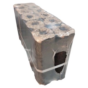 Zapakowane brykiety drzewne jako paliwo do kominka i pieca.