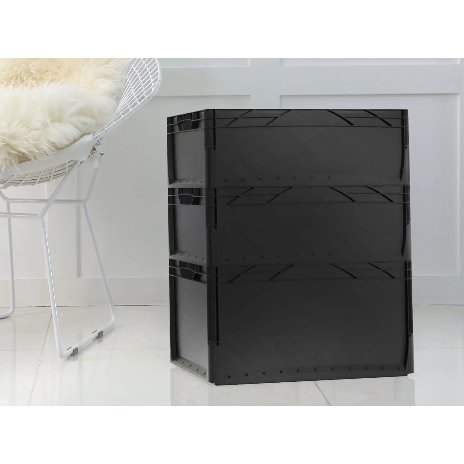 Czarny Eurobox-System Box pełna ściana, 40x30x22 cm, ułożone w stos jako rozwiązanie do przechowywania.