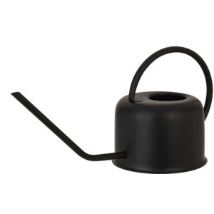 Czarna konewka t.b.t. z długim dzióbkiem i okrągłym uchwytem.