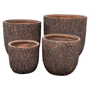 Cztery brązowe donice t.b.t. imitujące pień drzewa, różne rozmiary.