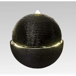 Dekoracyjna fontanna ogrodowa kula z oświetleniem LED do użytku zewnętrznego.