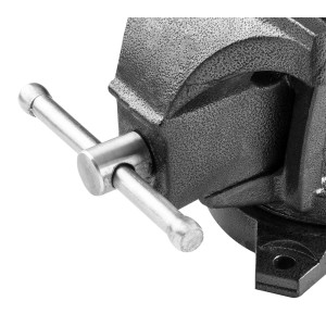 Zbliżenie imadła stolarskiego t.b.t. Metalowa konstrukcja ze srebrnym uchwytem.