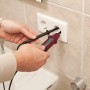 Używanie testera napięcia Testboy TB 40 Plus na gniazdku elektrycznym.