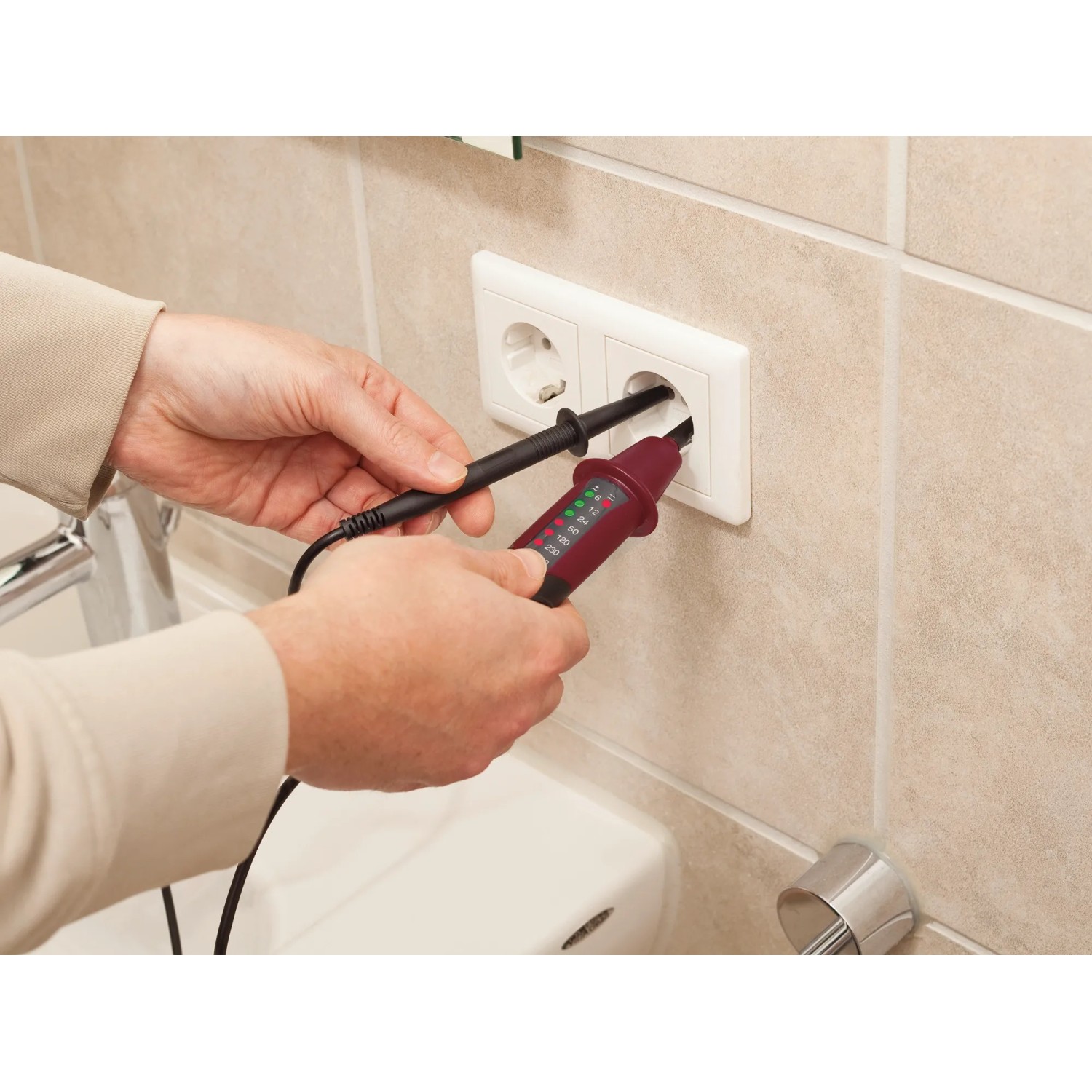 Używanie testera napięcia Testboy TB 40 Plus na gniazdku elektrycznym.