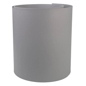 Szara mata osłonowa t.b.t. na ogrodzenie, zwinięta.