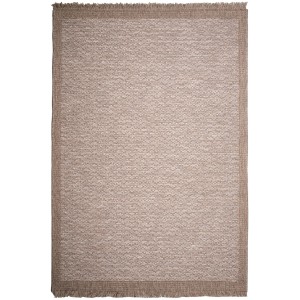 Beżowy dywan z krótkim włosiem i frędzlami.