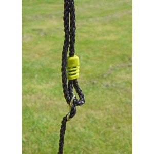 Zbliżenie liny i zawieszenia do sprzętu na plac zabaw.