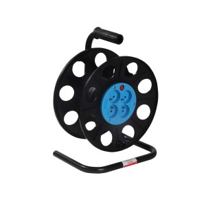 Czarny przedłużacz na bębnie z niebieską wkładką i czterema gniazdami.