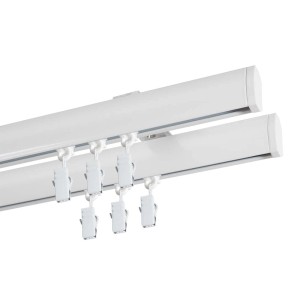 Biały, dwutorowy karnisz z ślizgaczami do zasłon i firan.