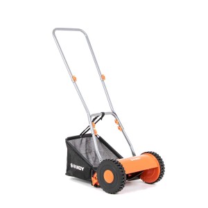 Ręczna kosiarka do trawy z koszem, pomarańczowo-czarna.