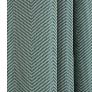 Dekoracyjna zasłona w zygzakowaty wzór w odcieniach zieleni i błękitu.