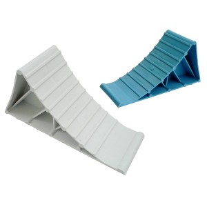 Dwa kliny pod koła w kolorze białym i niebieskim, akcesoria do bezpiecznego parkowania.