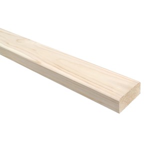 Jasne heblowane drewno, idealne do projektów budowlanych i DIY.