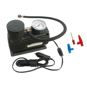 Czarny kompresor t.b.t. do pielęgnacji samochodu z manometrem i akcesoriami.