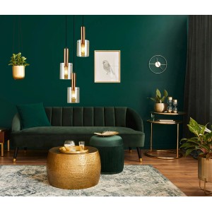 Nowoczesne lampy wiszące t.b.t. nad stolikiem kawowym w stylowym salonie.