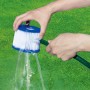 Czyszczenie wkładu filtra Bestway rozmiar VI do Lay-Z-Spa Whirlpool za pomocą węża ogrodowego.
