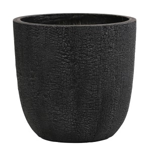 Czarna donica t.b.t. o okrągłym kształcie z wyraźną strukturą drewna.