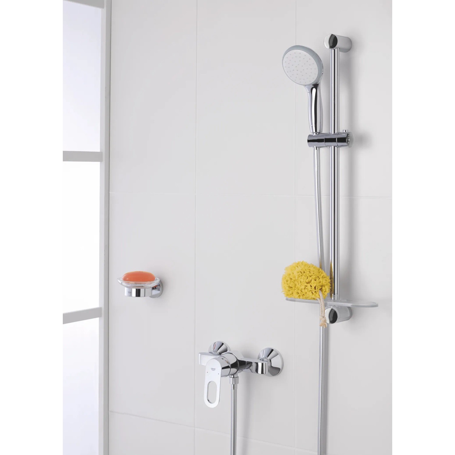 Zestaw prysznicowy Grohe QuickFix Brausestangen-Set Vitalio Go 100 Chrom z słuchawką prysznicową, drążkiem prysznicowym, mydelniczką i ściągaczką do prysznica.
