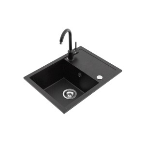 Czarny zlewozmywak granitowy t.b.t. z baterią i ociekaczem.