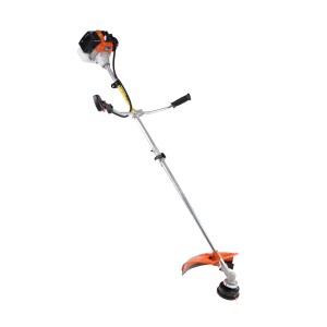 Kosa spalinowa/podkaszarka do prac ogrodowych. Kosa spalinowa z pomarańczową osłoną.