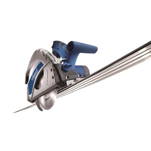 Pilarka zagłębiarka Scheppach PL 55 na szynie prowadzącej, niebiesko-srebrna. Precyzyjna obróbka drewna pilarką tarczową.