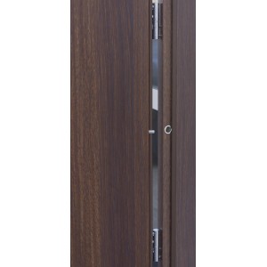 Zbliżenie brązowych drzwi wewnętrznych z okuciami.