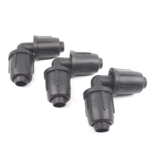 Czarne złączki kolankowe t.b.t. do nawadniania podziemnego.