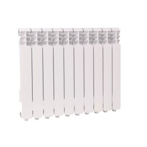 Biały grzejnik t.b.t. z wieloma żebrami. Ogrzewanie do wnętrz.