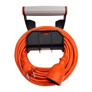 Zwinięty pomarańczowy przedłużacz z wtyczką i gniazdem w czarnym uchwycie.