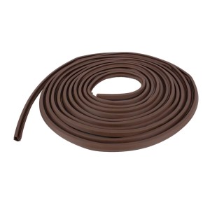 Brązowa uszczelka do drzwi t.b.t. zwinięta, akcesoria do drzwi.