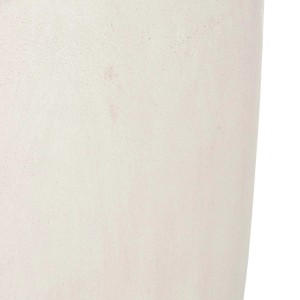 Zbliżenie jasnej donicy t.b.t.