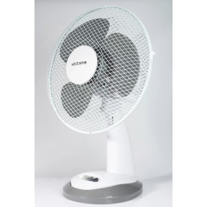Biały wentylator stołowy t.b.t. z osłoną i szarą podstawą.