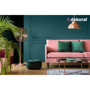 Salon z petroliową ścianą pomalowaną farbą do ścian t.b.t., różową sofą i złotymi akcentami.