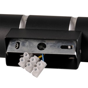 Zbliżenie czarnego kinkietu Kinkiety z widoczną puszką przyłączeniową i zaciskami.