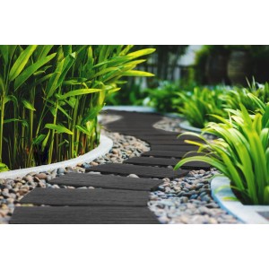 Dekoracyjne stopnie jako ścieżka ogrodowa między roślinami i kamieniami.