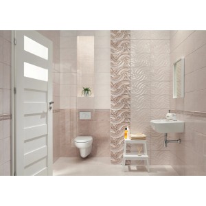 Łazienka z różowymi płytkami i dekoracyjnymi listwami.