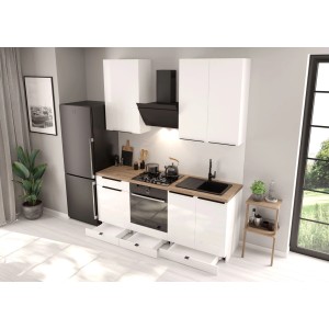 Nowoczesny zestaw mebli kuchennych z białymi szafkami, czarną lodówką i okapem.