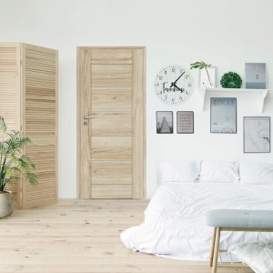 Jasne drewniane drzwi z pięcioma poziomymi paskami w nowoczesnej sypialni.