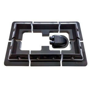 Czarny zestaw montażowy fotowoltaiczny ze złączkami narożnymi i przepustem kablowym.