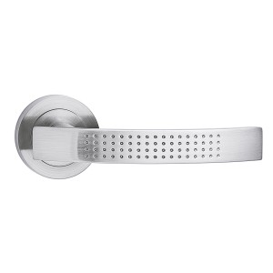 Nowoczesna klamka do drzwi o wyglądzie stali nierdzewnej z wzorem otworów.