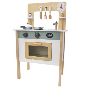 Drewniana kuchnia zabawkowa z piekarnikiem, płytą grzewczą, zegarem i akcesoriami dla dzieci.