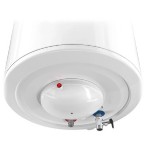 Zbliżenie białego bojlera z przyłączami i lampką kontrolną.